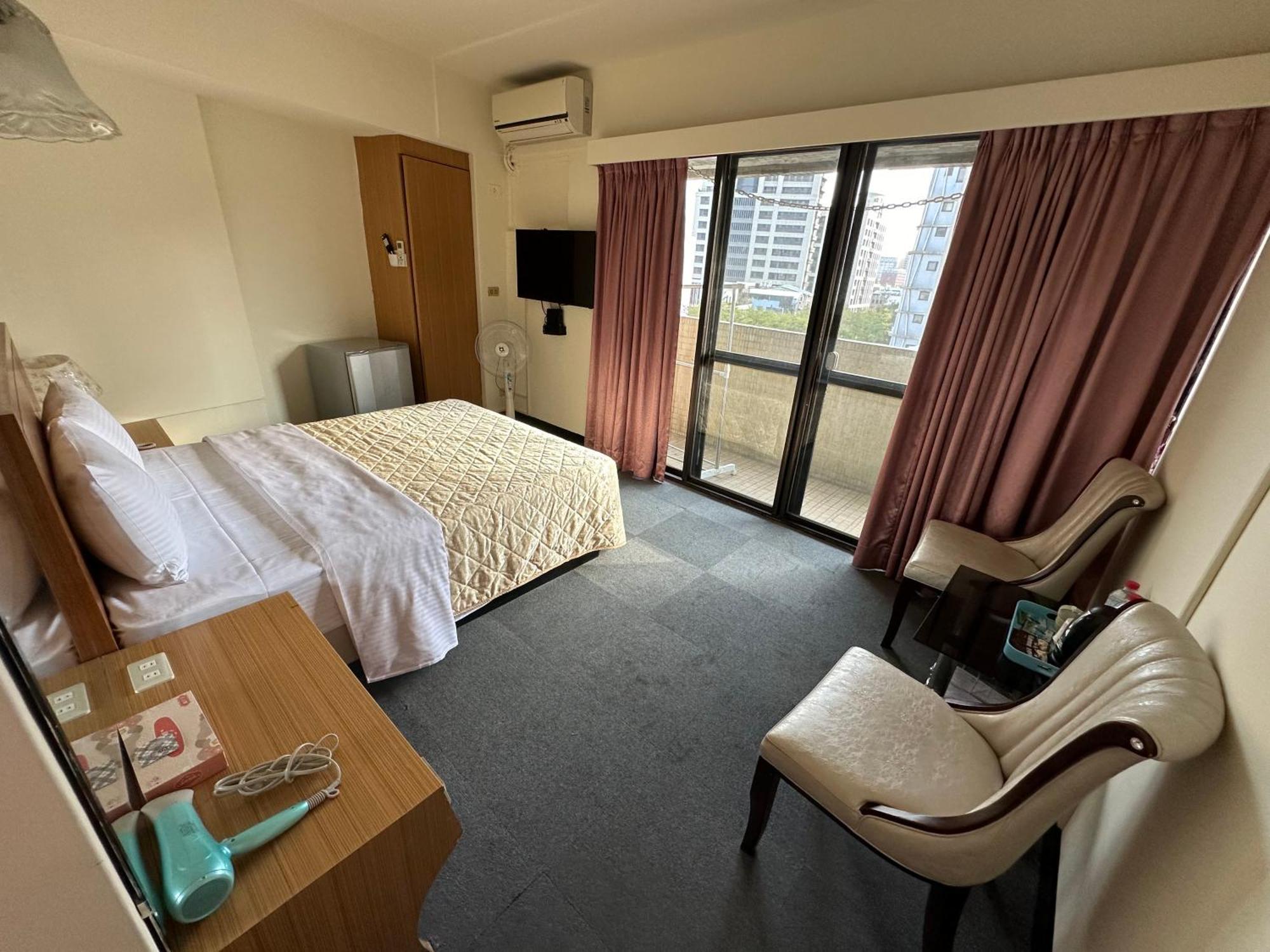 เฉียนหัว บิสซิเนส โฮเต็ล Hotel ไทเป ภายนอก รูปภาพ