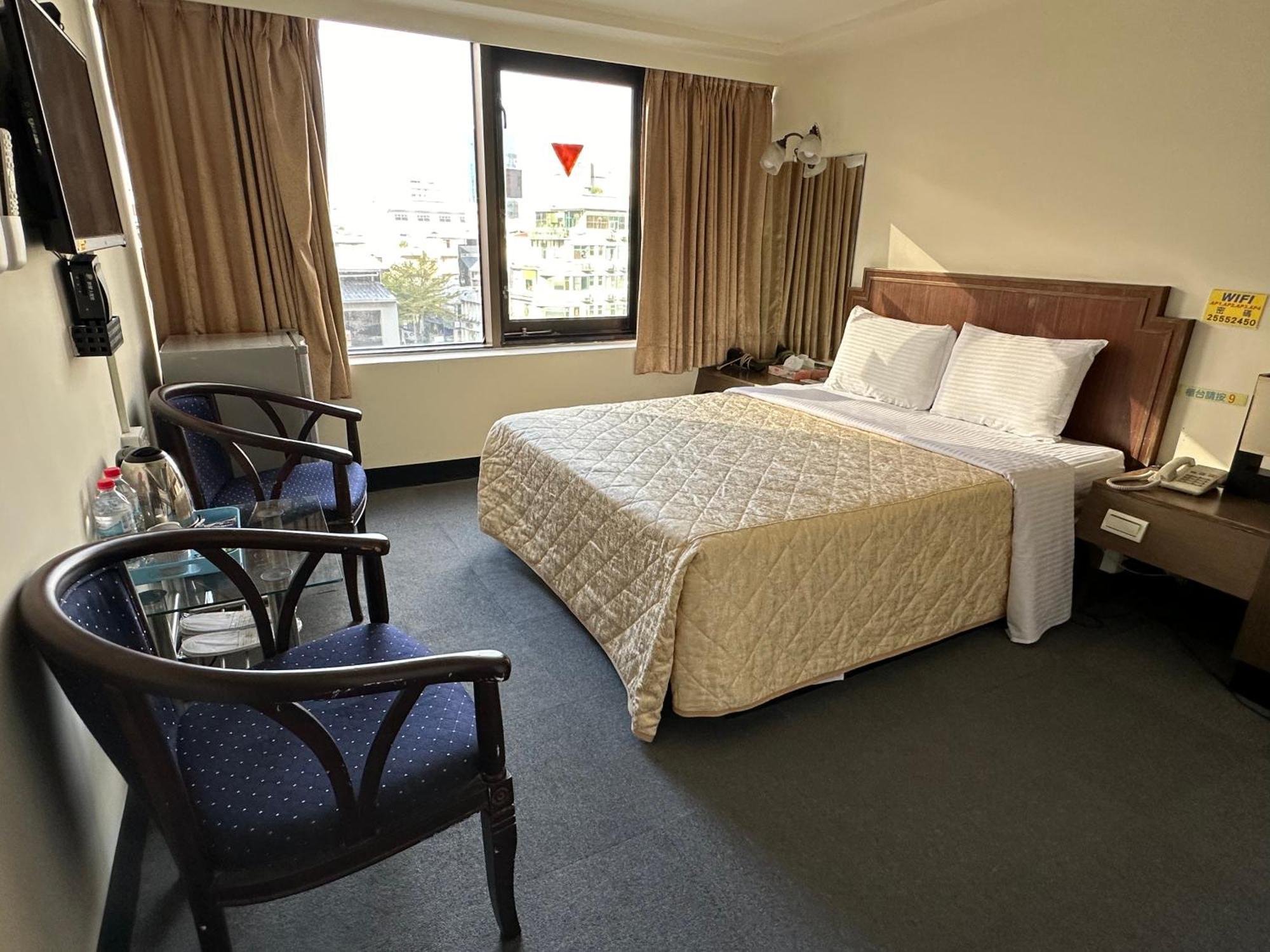 เฉียนหัว บิสซิเนส โฮเต็ล Hotel ไทเป ภายนอก รูปภาพ