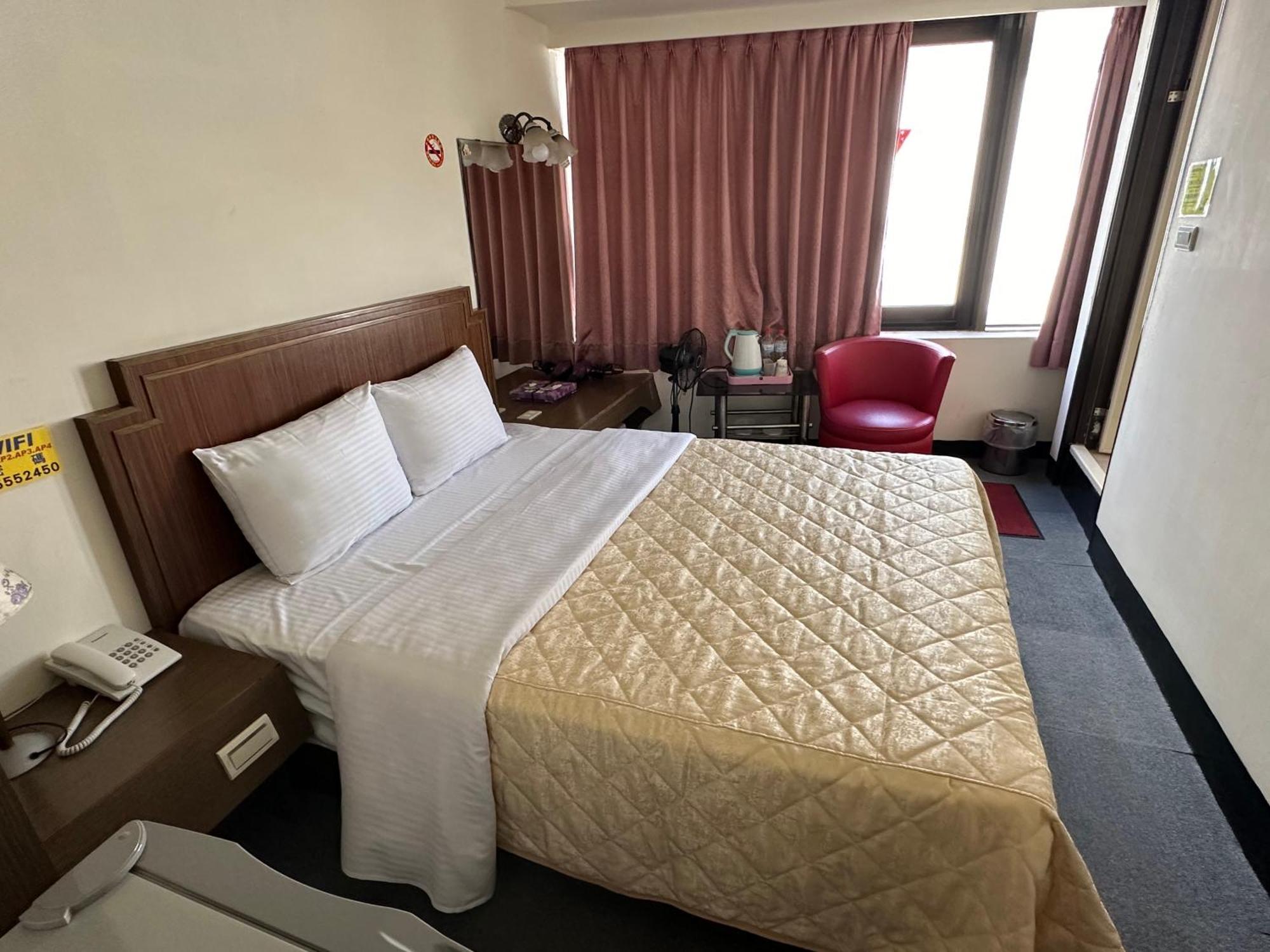 เฉียนหัว บิสซิเนส โฮเต็ล Hotel ไทเป ภายนอก รูปภาพ