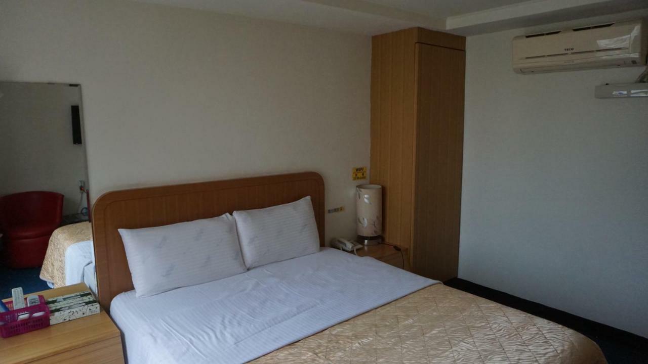 เฉียนหัว บิสซิเนส โฮเต็ล Hotel ไทเป ภายนอก รูปภาพ
